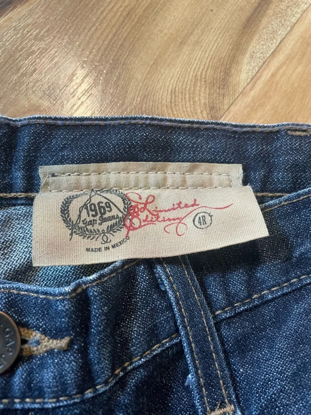 Y2K 2008 Gap Limited Edition Denim - Red Rivet Detail- Cuffed Hem - Size 4R - Picture 5 of 7